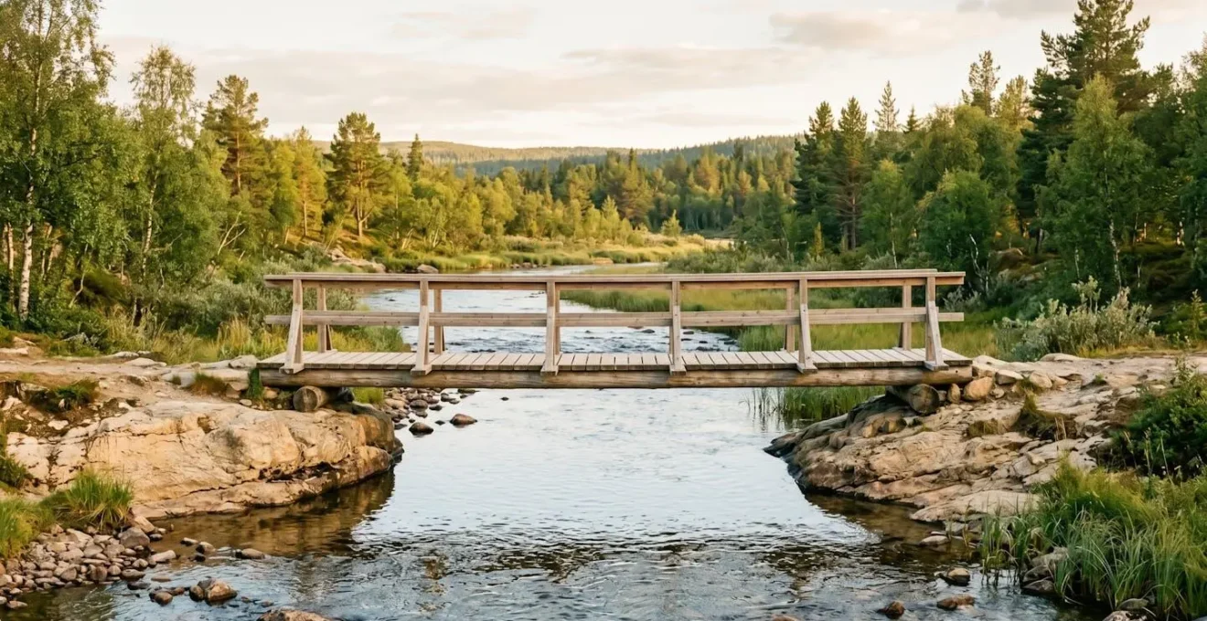 Pont en bois clair reliant deux rives rocheuses séparées par une rivière calme, symbolisant la médiation et le dialogue constructif
